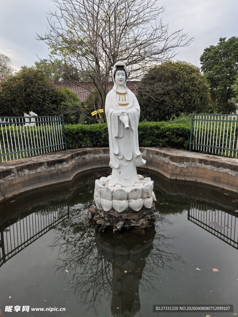 池塘中白色雕像景观