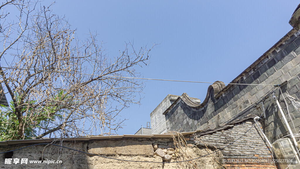 古老城墙与蓝天绿树