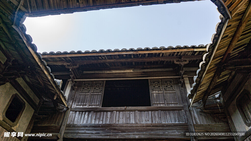 传统木质古民居一角