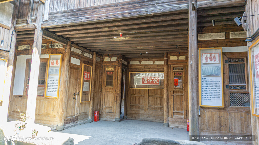 日式传统木质建筑外观