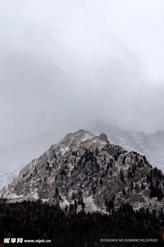 云雾缭绕的巍峨山峰