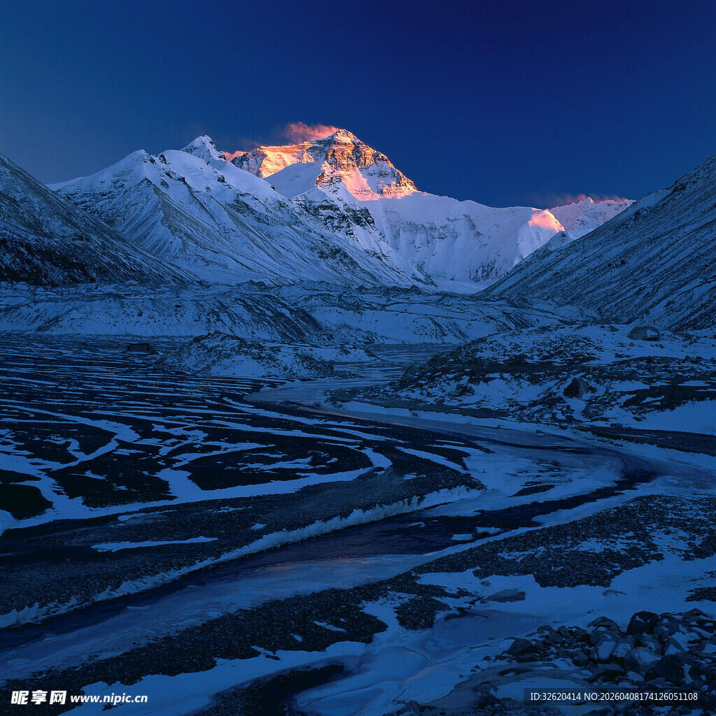 雪山暮色下的蜿蜒河谷