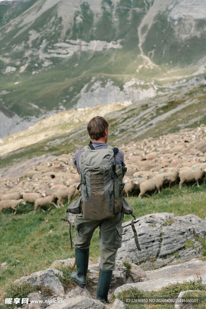 户外摄影师山间专注取景