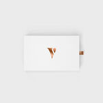 简约白色卡片上的橙色标志样机