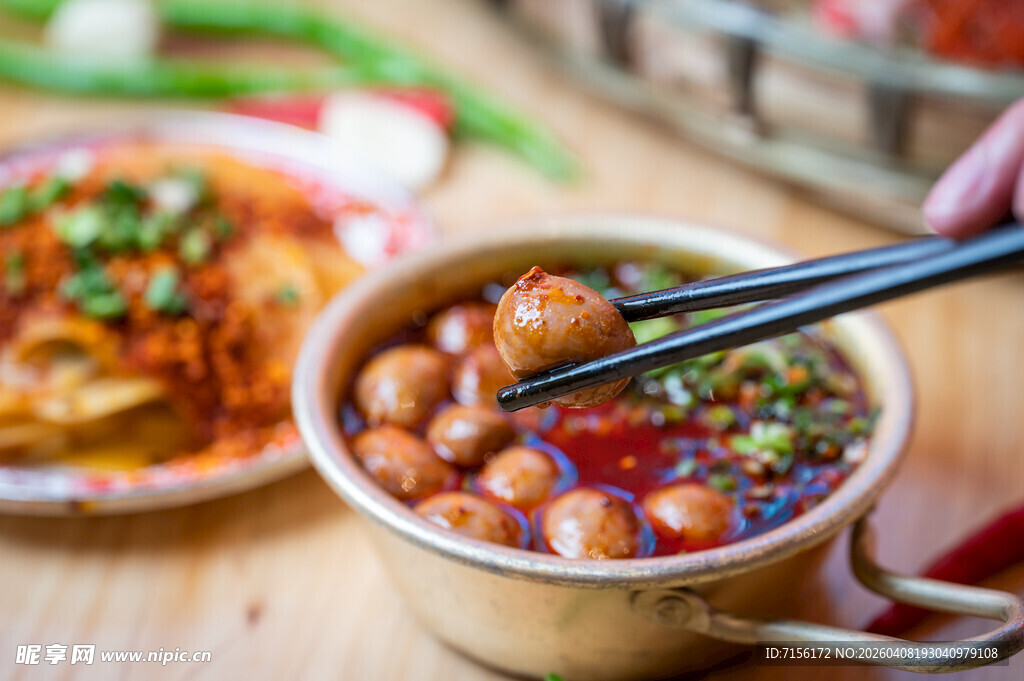 鹌鹑蛋小锅仔美味小吃鱼丸汤