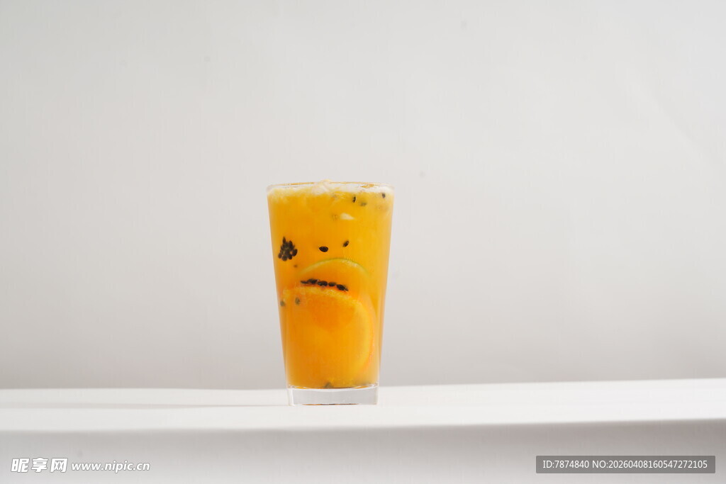 一杯橙黄色果汁