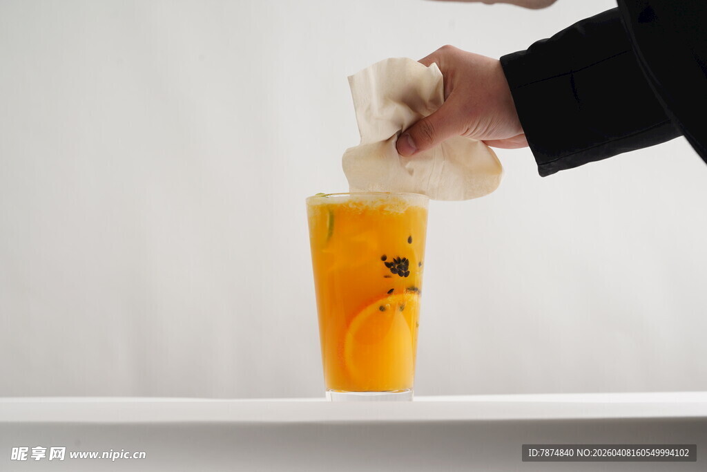 手挤柠檬入橙色饮品中