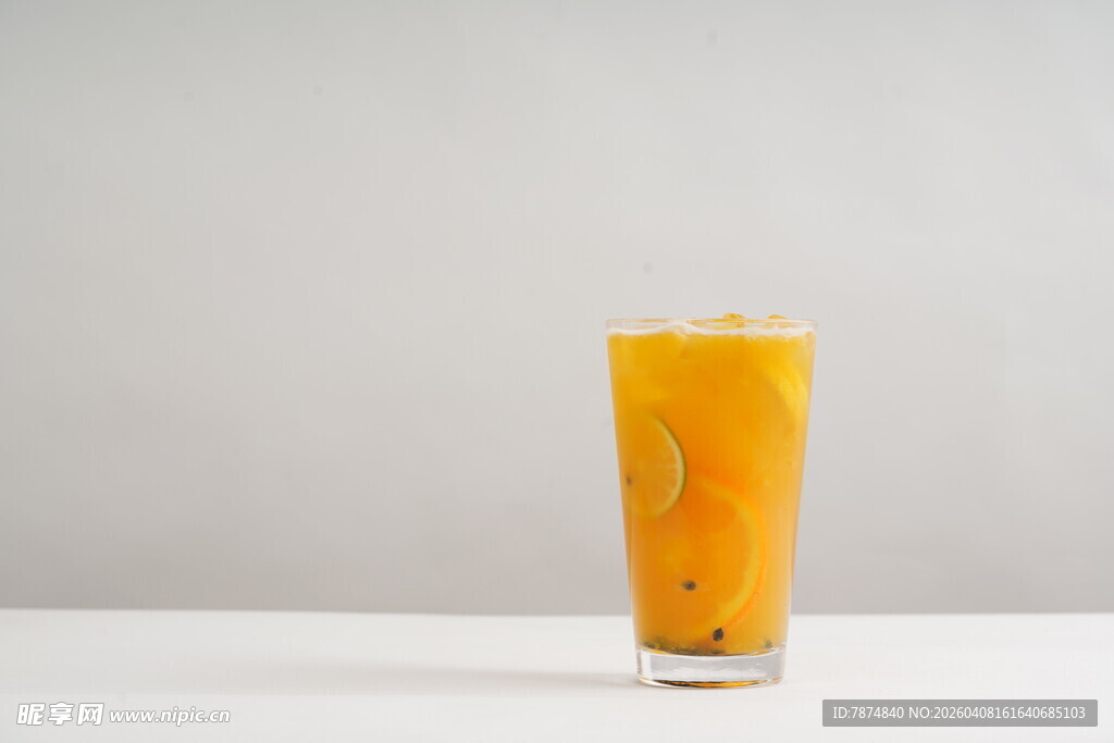 一杯美味的黄色果汁饮品