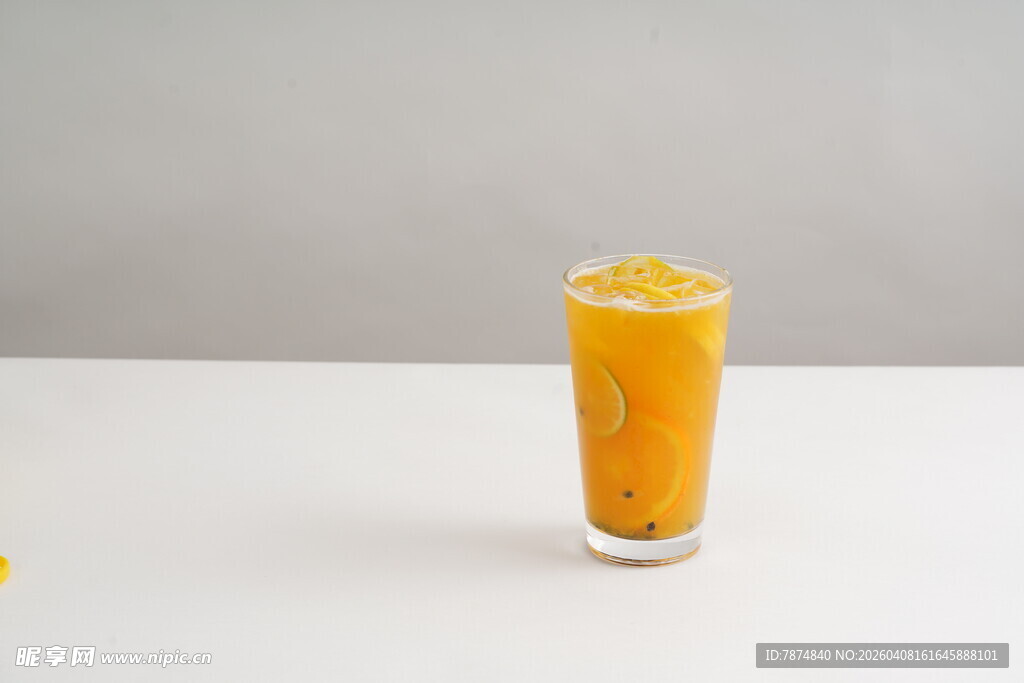 一杯美味的黄色果汁饮品