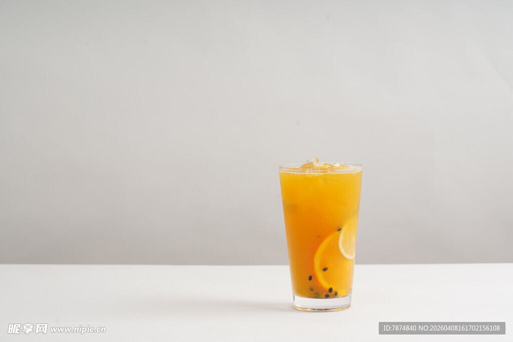一杯橙黄色果汁饮品