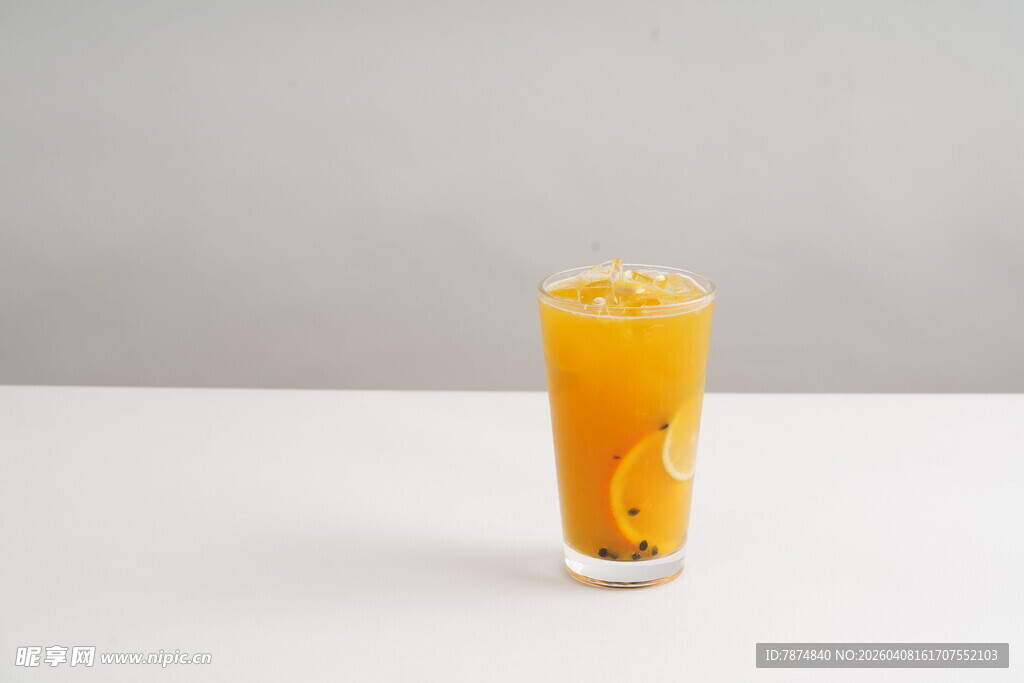 一杯鲜橙特调饮品