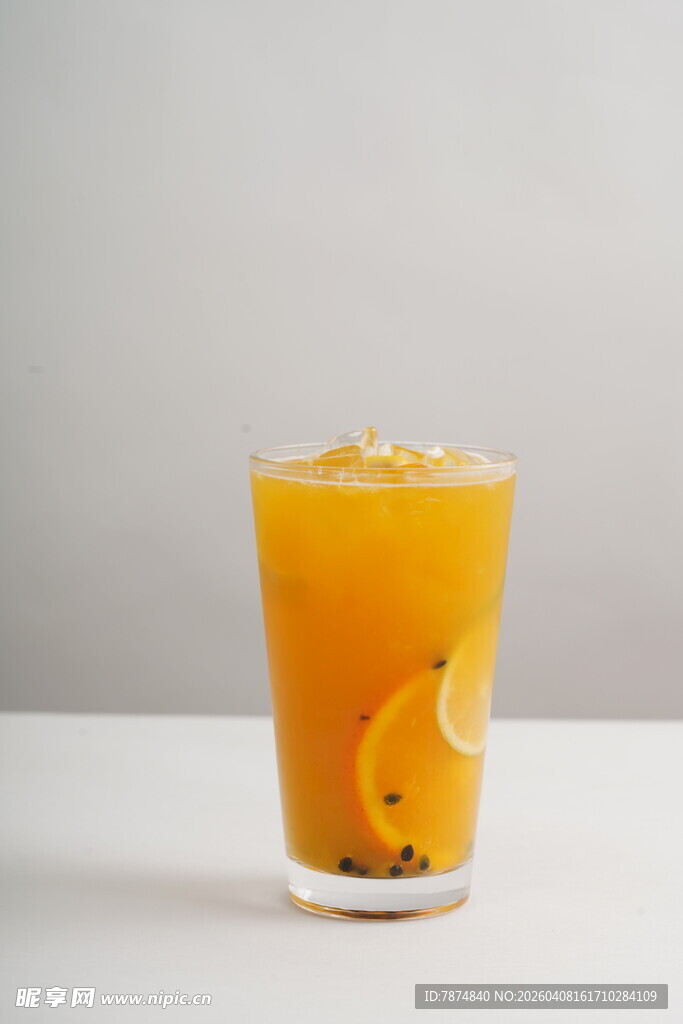 一杯美味的橙色水果冰饮