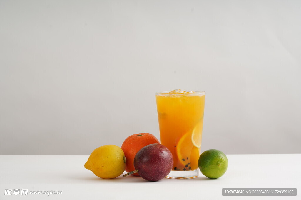 多彩水果与鲜榨橙汁