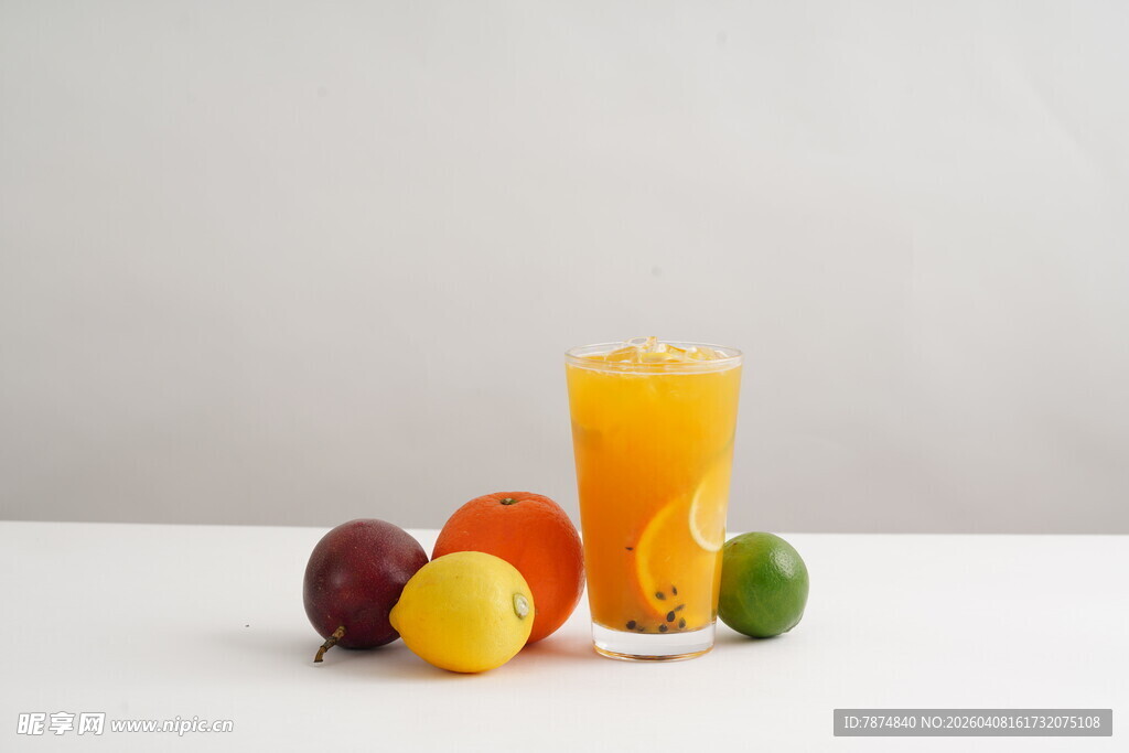 多彩水果与鲜榨橙汁