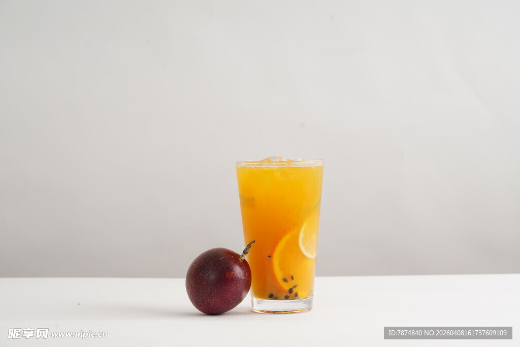 一杯橙汁与一颗百香果