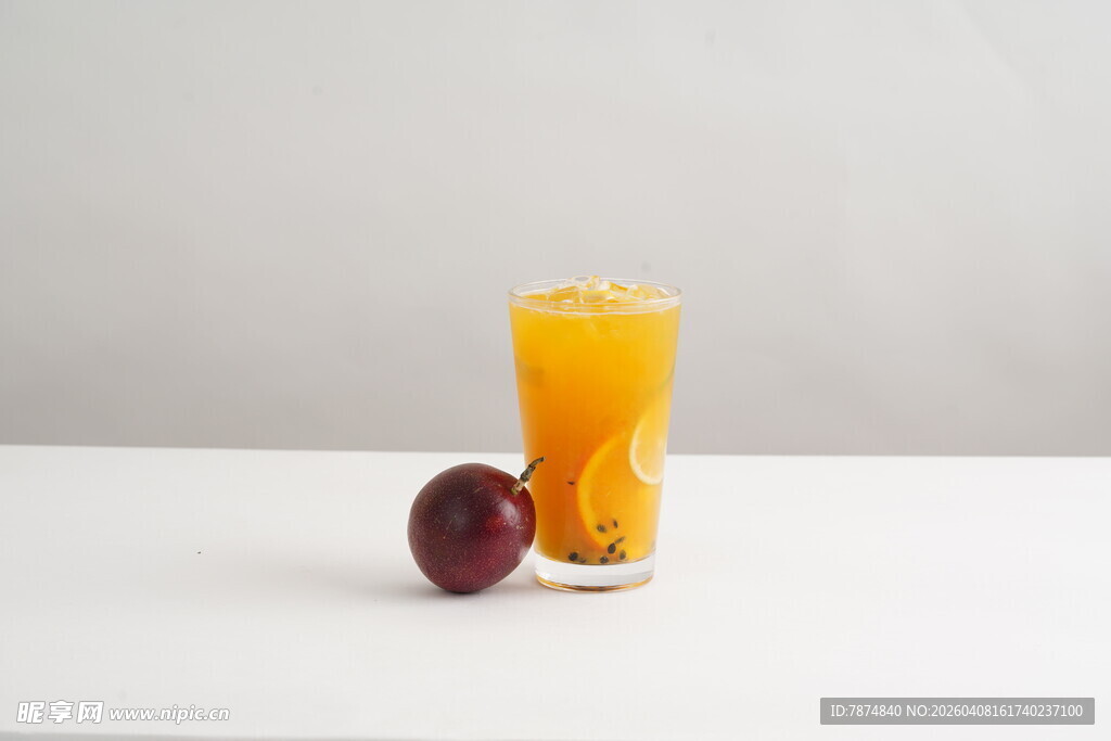 一杯橙汁配一颗百香果