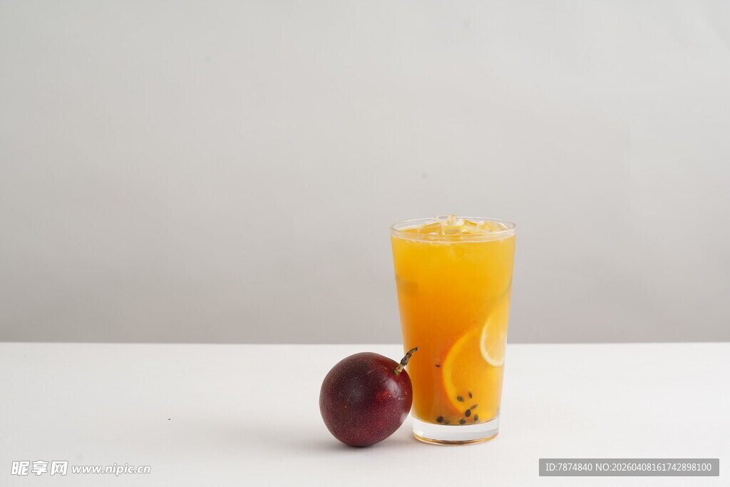 一杯橙汁与一颗百香果