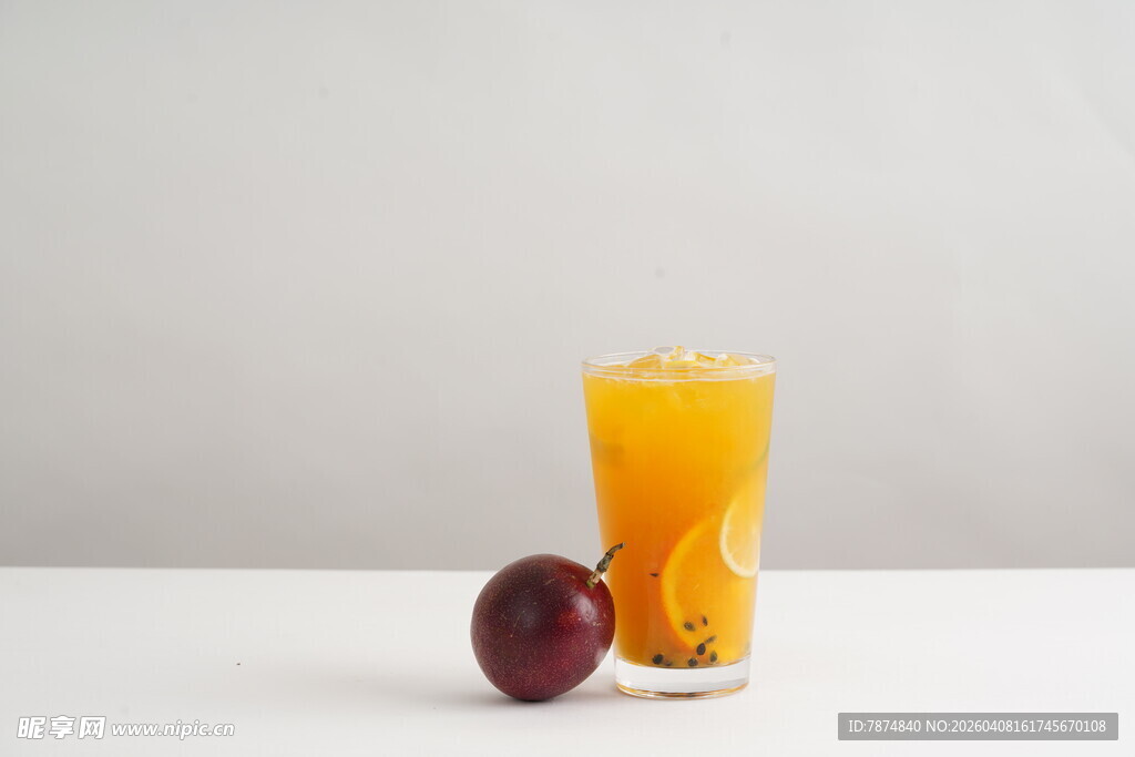 一杯鲜榨橙汁与李子