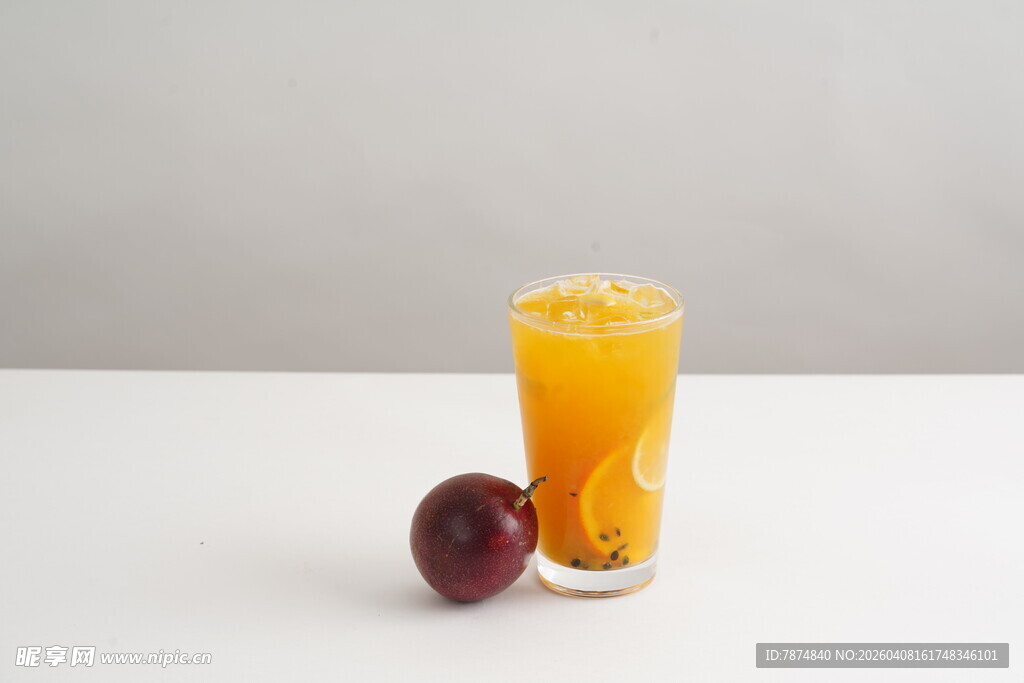 一杯鲜榨橙汁与水果