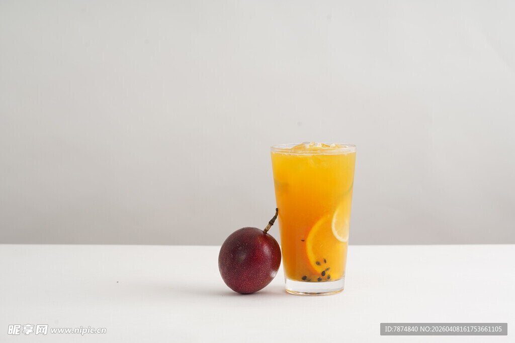 一杯橙汁与一颗百香果