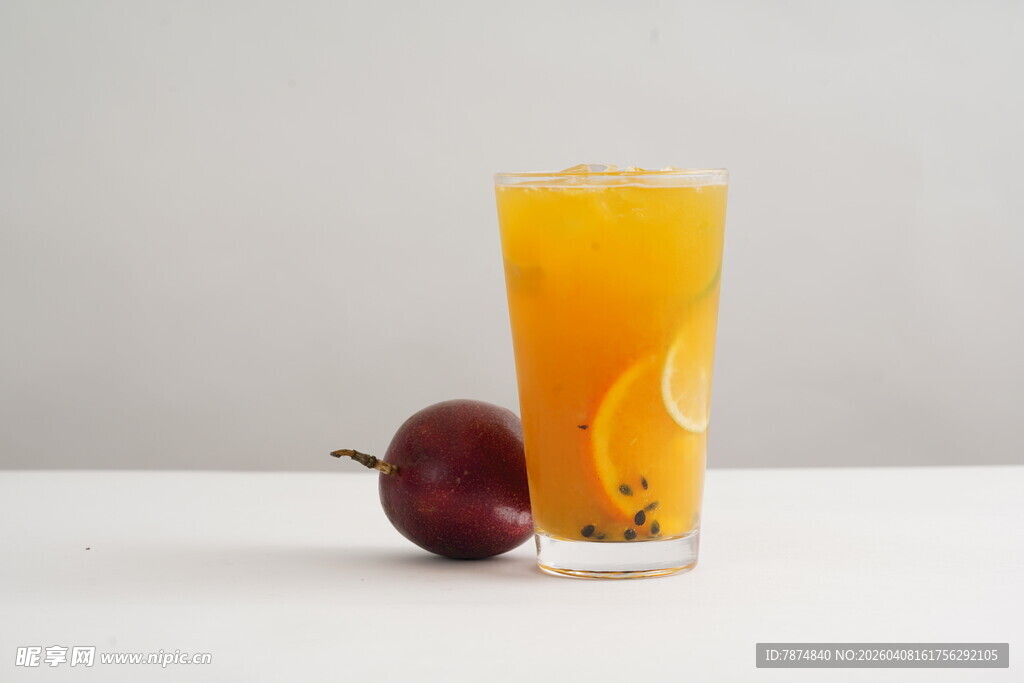 一杯鲜榨橙汁与百香果
