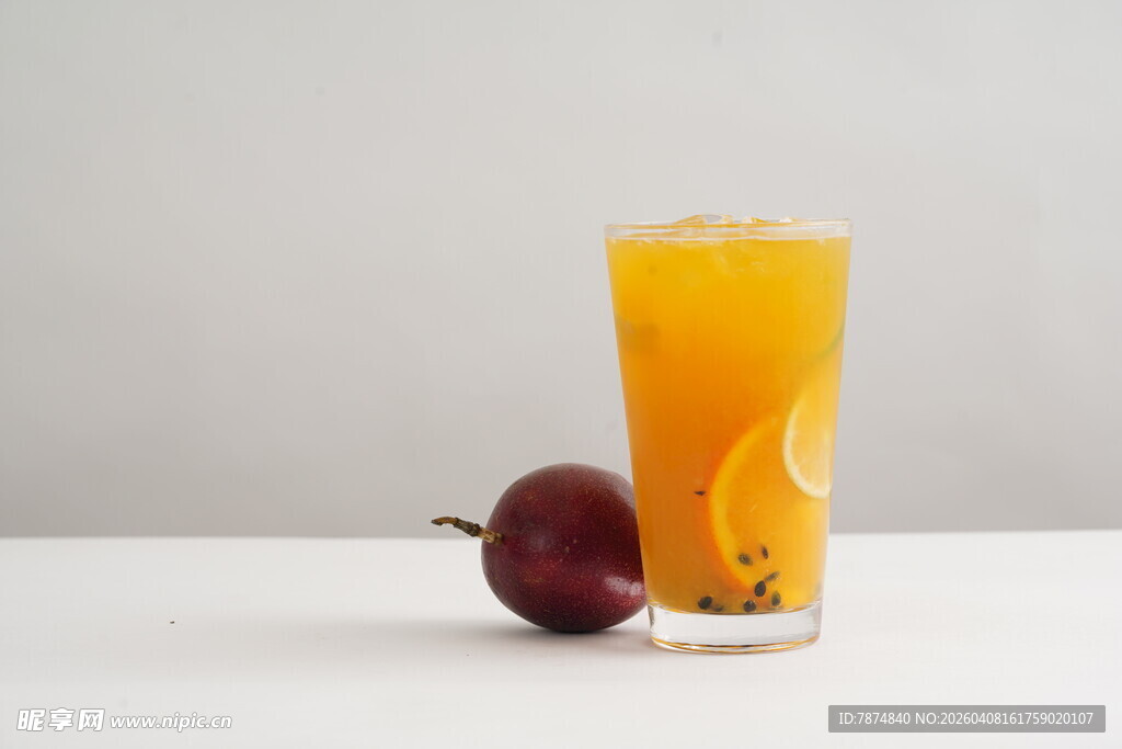 一杯芒果汁与新鲜百香果