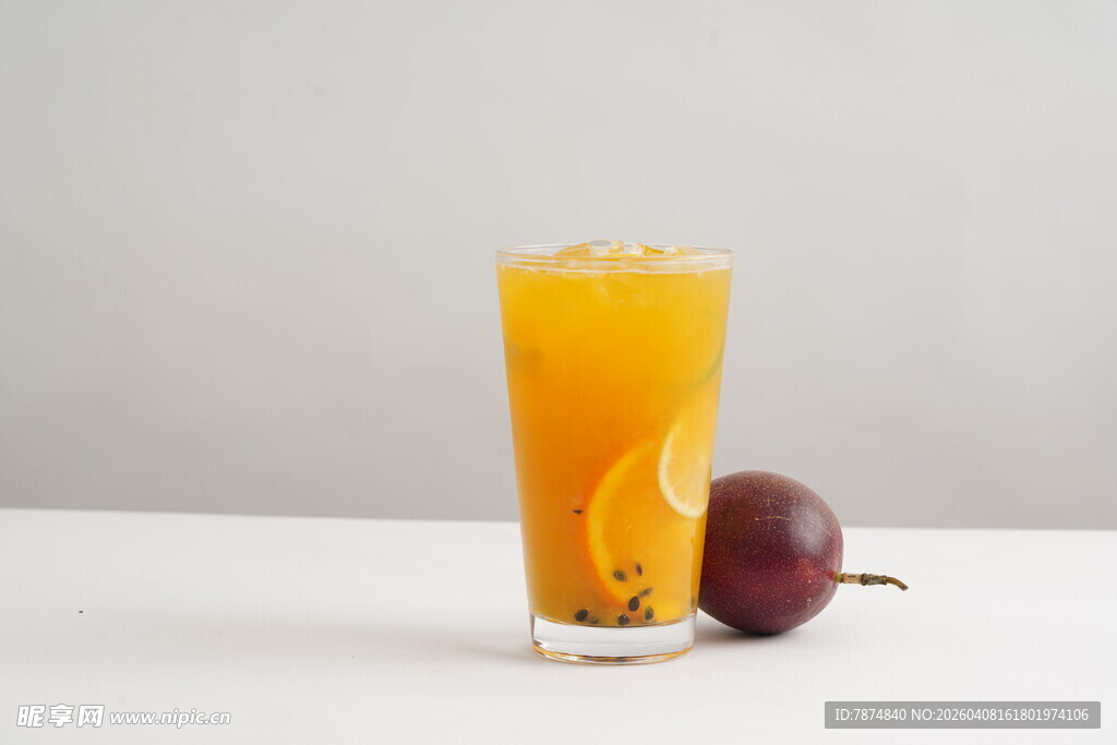 一杯橙饮配百香果