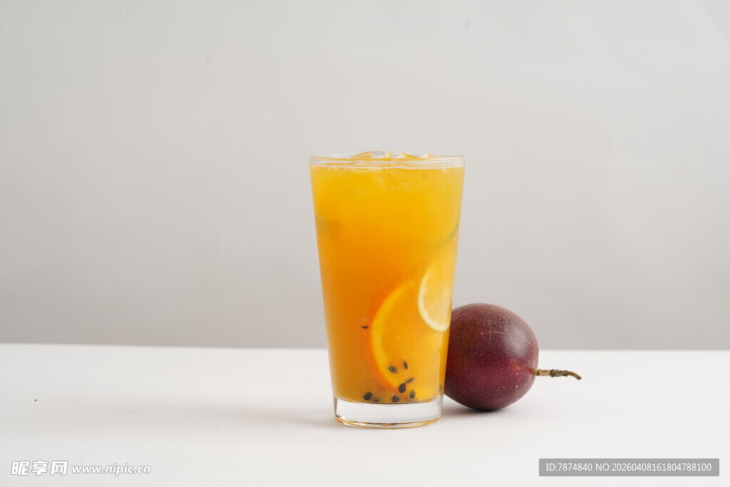 一杯鲜榨果汁配水果