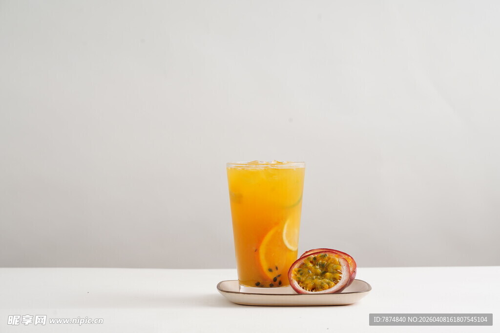 一杯百香果饮品 清新诱人