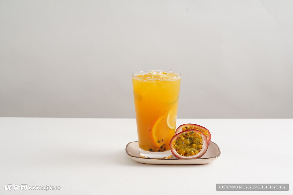 一杯百香果橙汁饮品