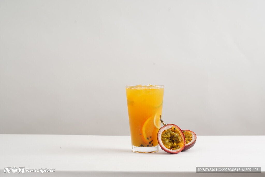 一杯鲜榨橙汁与切开的百香果
