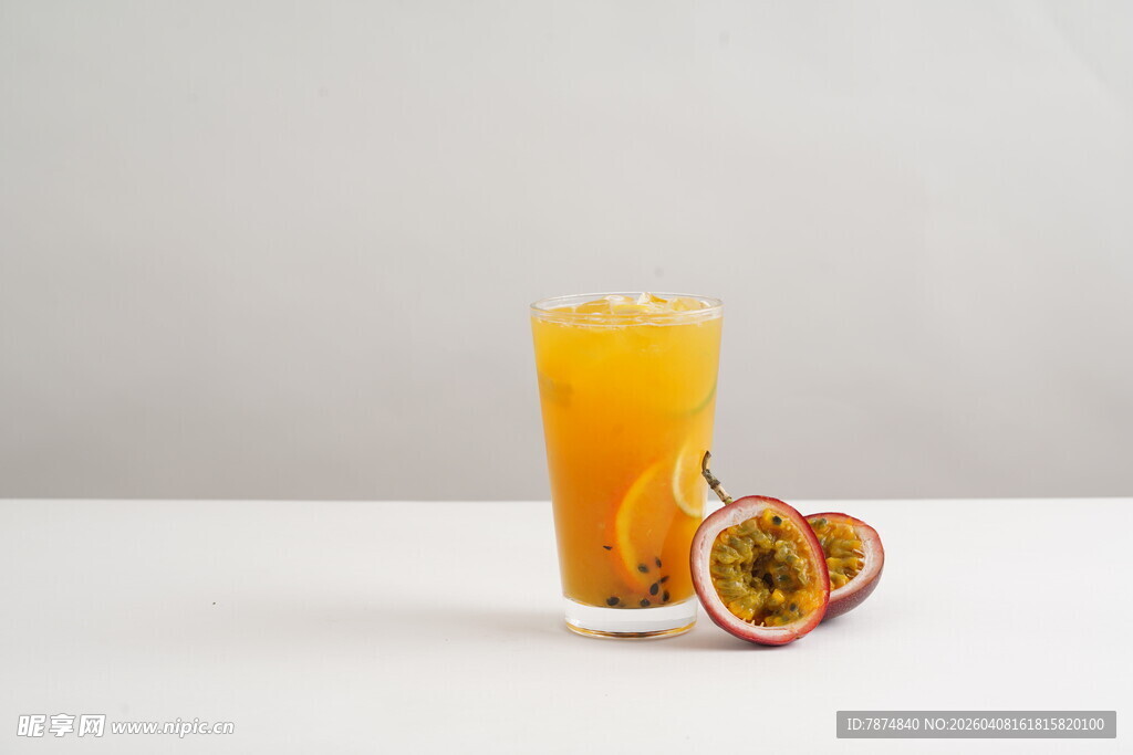 一杯鲜榨百香果橙汁