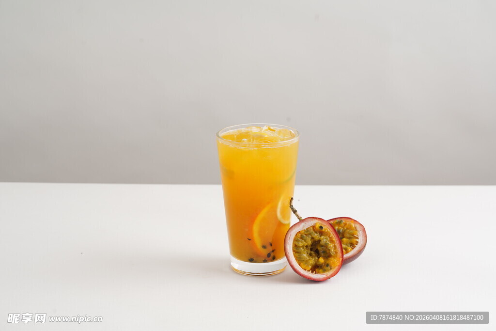 一杯百香果橙汁饮品