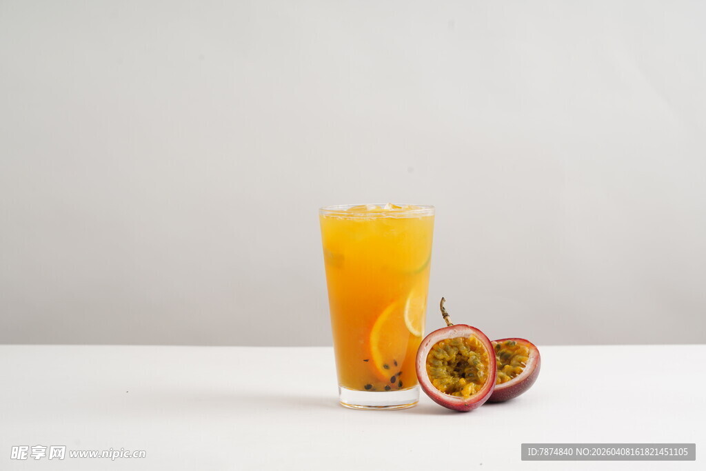 一杯鲜榨百香果橙汁