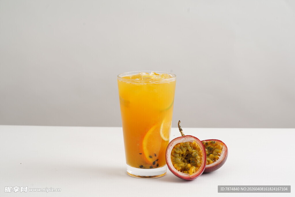 一杯百香果饮品与切开果实