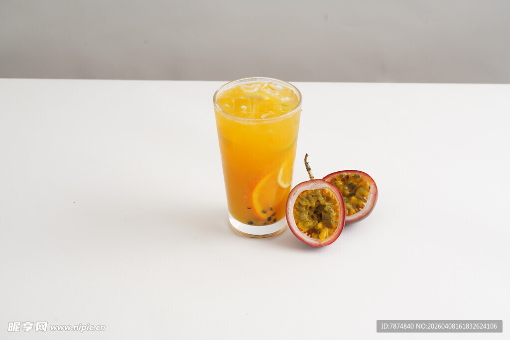 一杯鲜榨百香果果汁