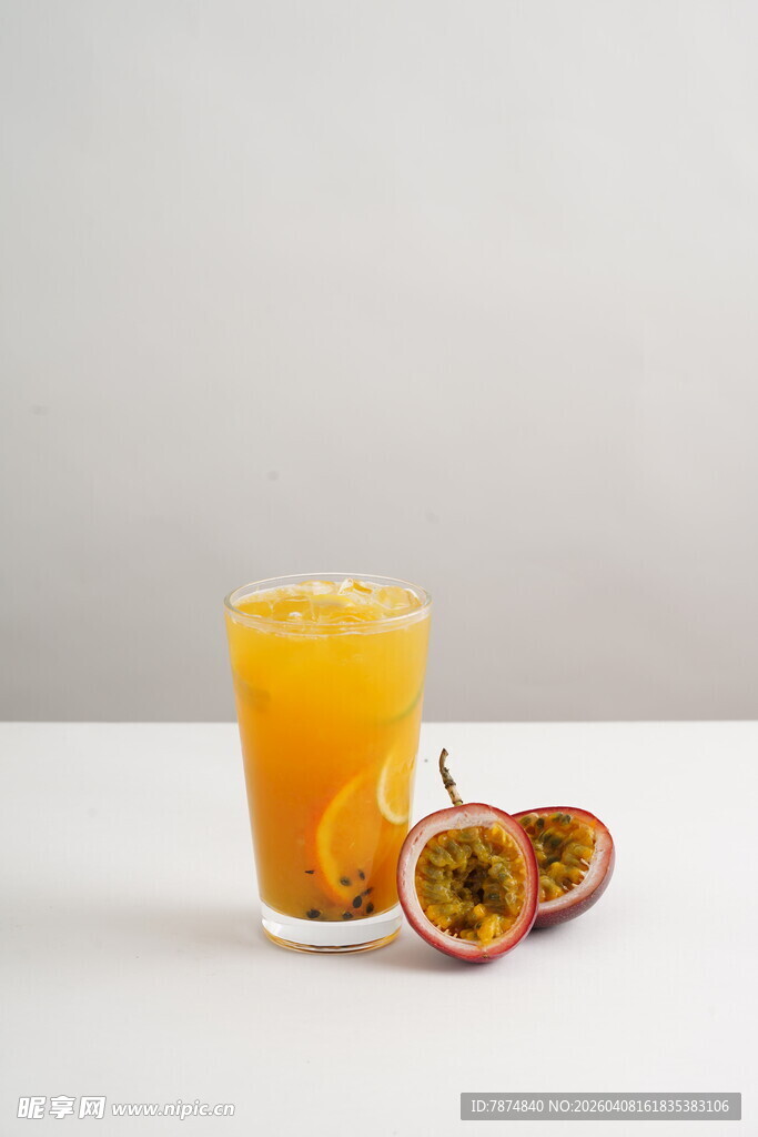 一杯百香果橙汁饮品