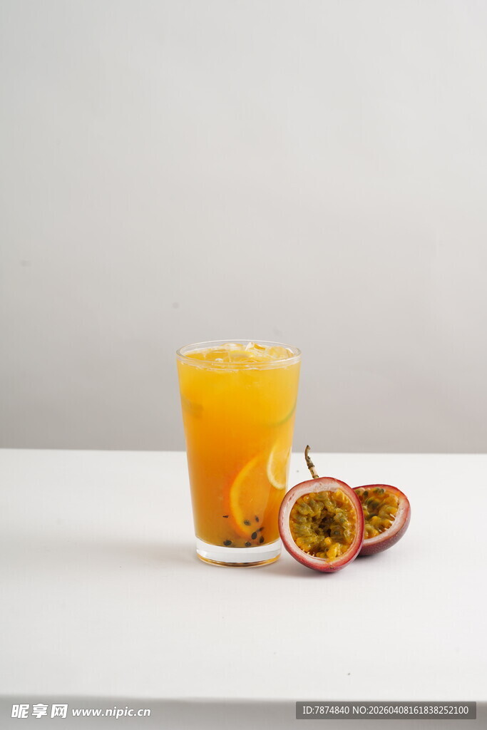 一杯鲜榨百香果橙汁