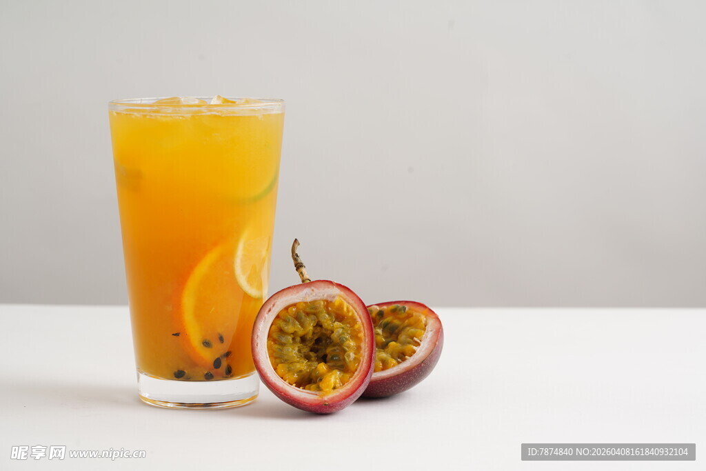 一杯百香果橙汁饮品