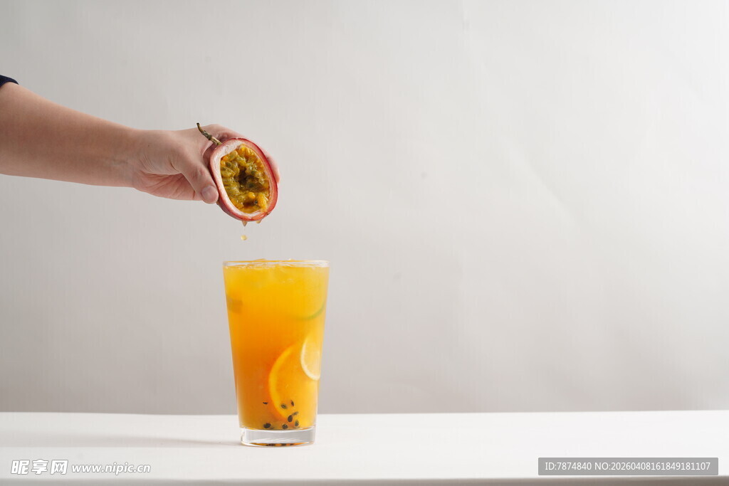 百香果倒入橙汁瞬间