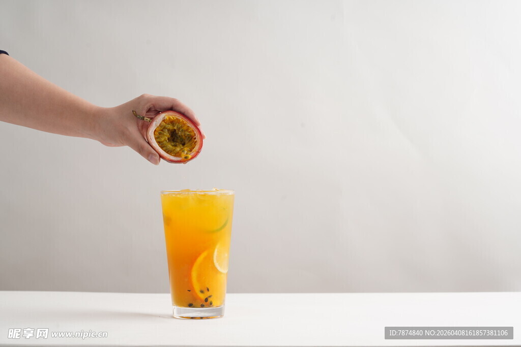 手挤百香果入橙色饮品