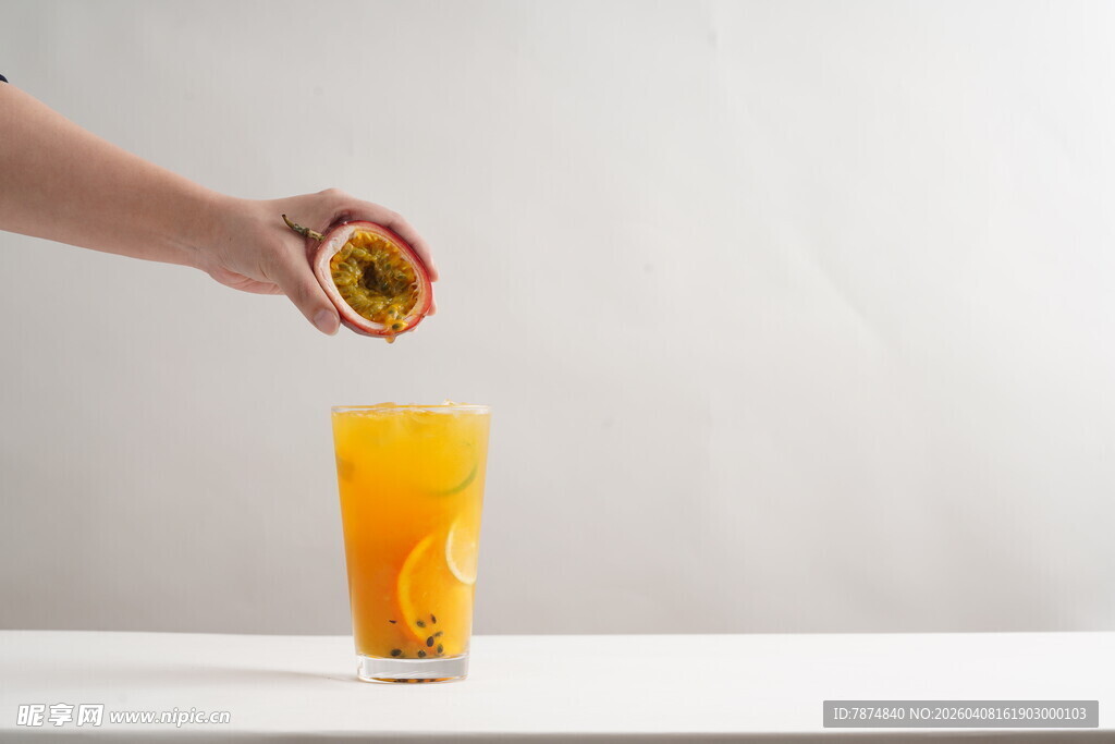 手挤百香果入橙色饮品中