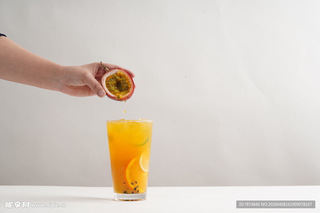 手挤百香果入杯鲜榨果汁