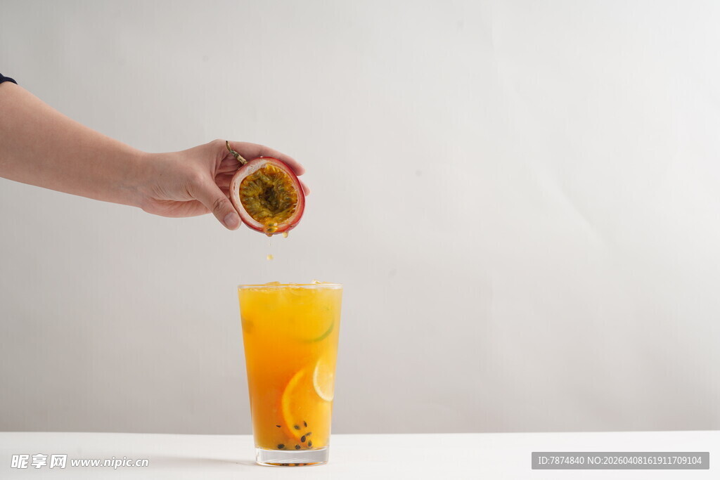 手挤百香果入橙色饮品中