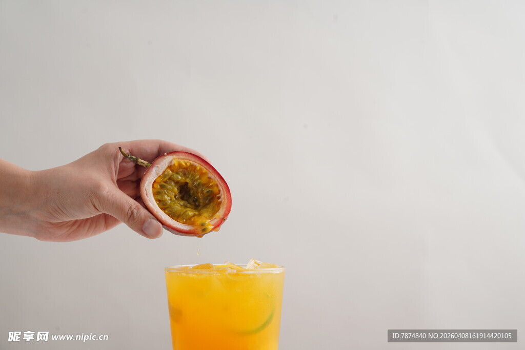 手倒百香果入橙色饮品