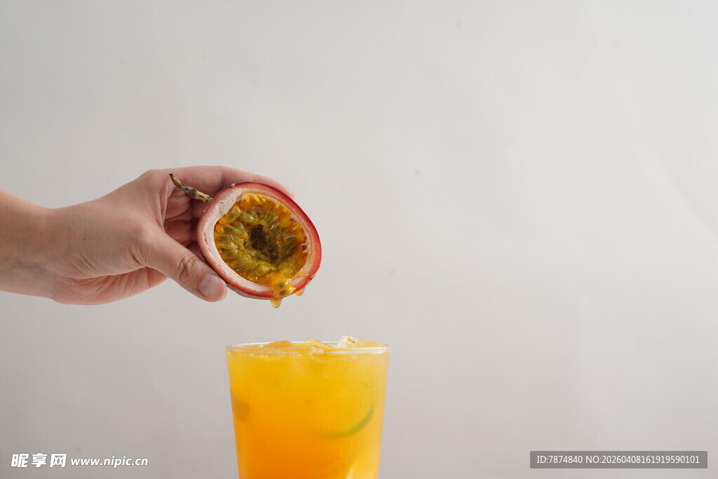 百香果倒入橙汁中瞬间