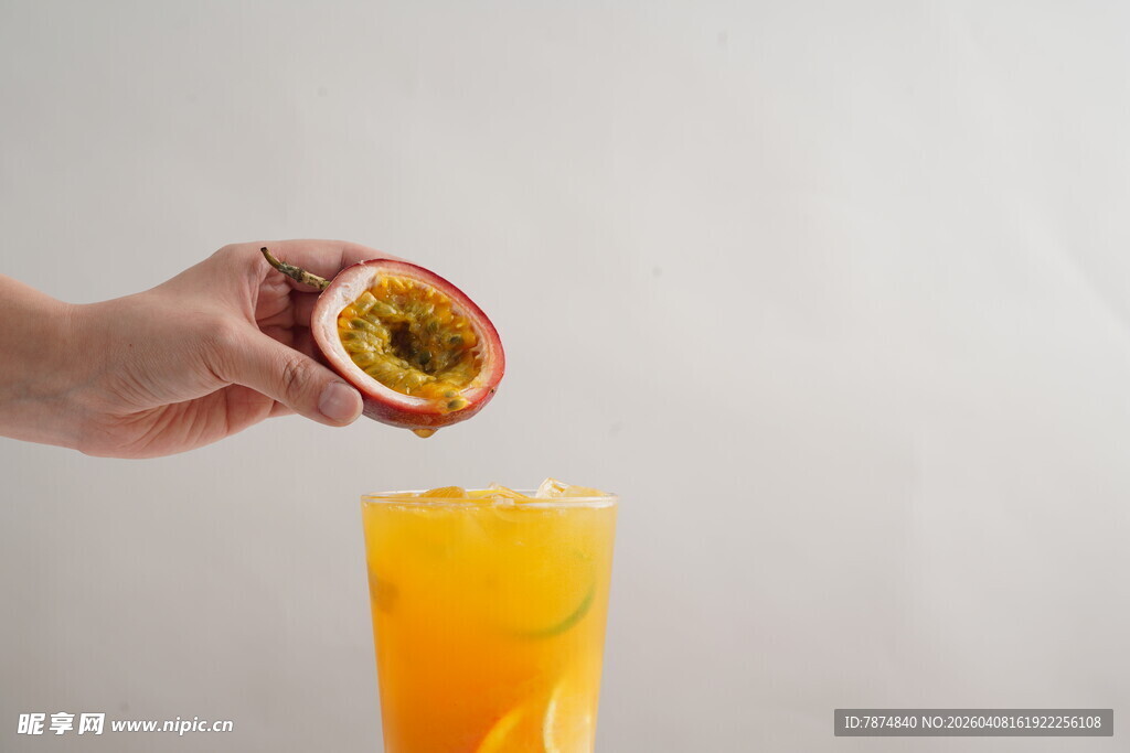 百香果倒入橙色饮品中