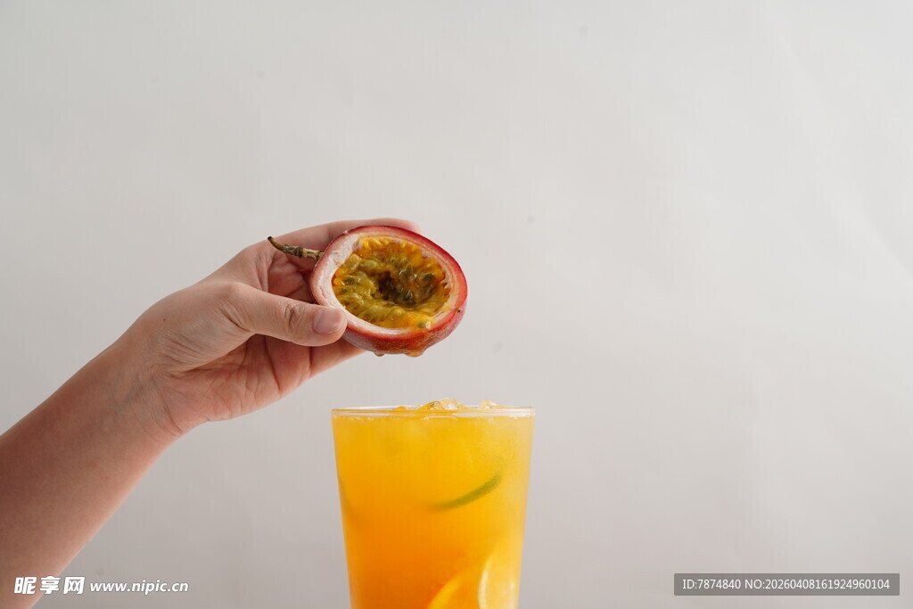 手递百香果至橙色饮品前