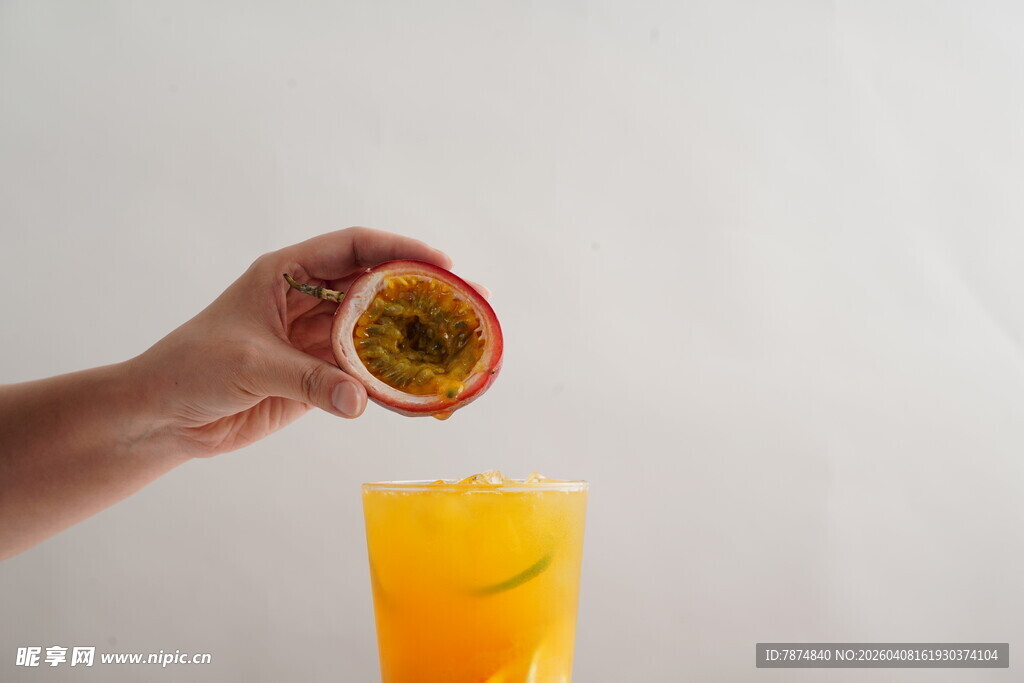 手递百香果至橙色饮品