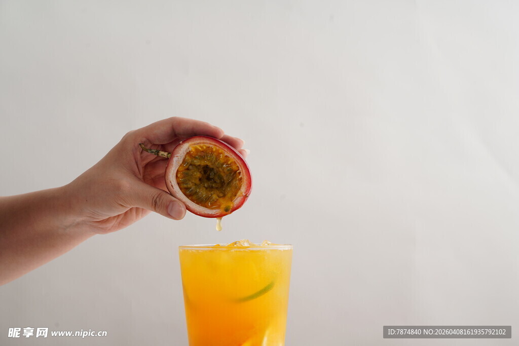 手挤百香果入黄色饮品中